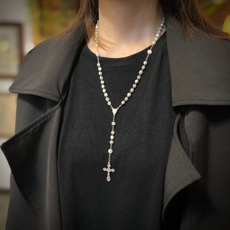 French Catholic Mother-of-Pearl Bead Rosary — Sterling Silver Crucifix - สร้อยคอยาว - เงินแท้ สีทอง