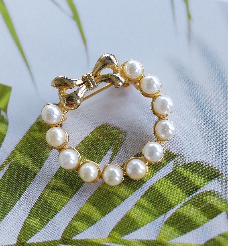 Vintage Jewelry 西洋古董飾品 小巧 優雅蝴蝶結環珠 仿珠 別針 - 徽章/別針 - 其他金屬 金色