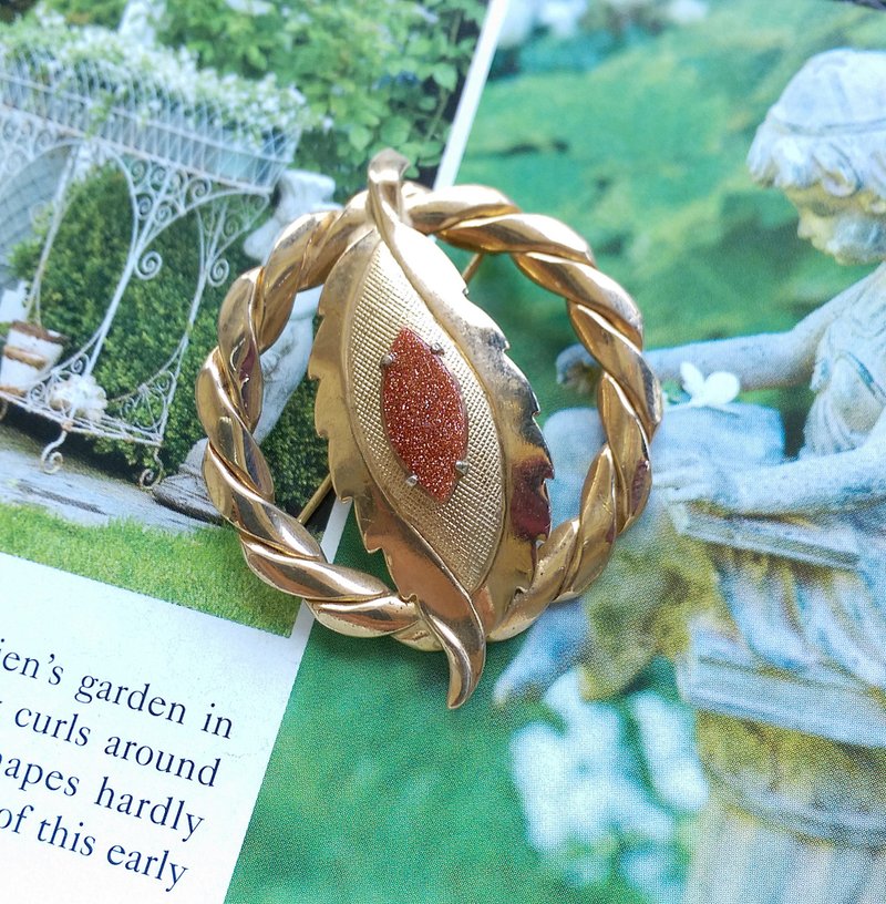 【美國西洋古董飾品】 金色調 金葉子 圈圈 金砂石 別針 胸針 - 徽章/別針 - 其他金屬 金色