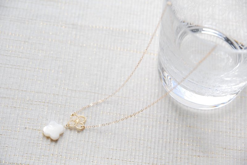 Lace and shell flower necklace white (14kgf) - Necklaces - Gemstone White