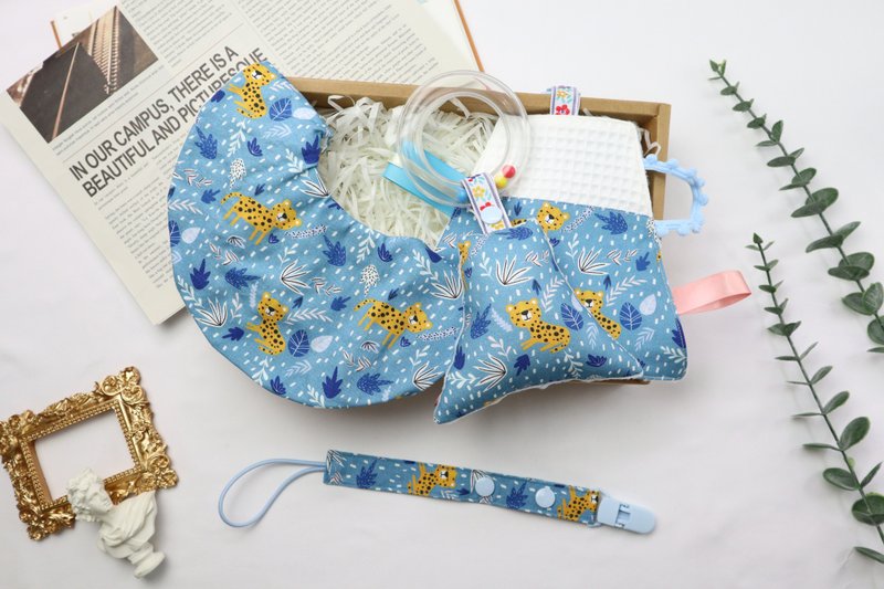 彌月禮盒│六層紗口水巾 安撫巾 奶嘴鍊 手搖鈴:::可愛花豹 - 滿月禮物 - 棉．麻 藍色