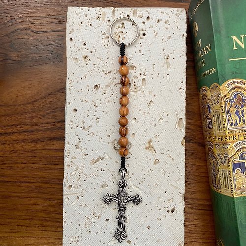 Holy Land blessing 來自聖地的祝福 多用途掛飾 8mm進口橄欖木珠系列耶穌十字架 手工編織 8270031