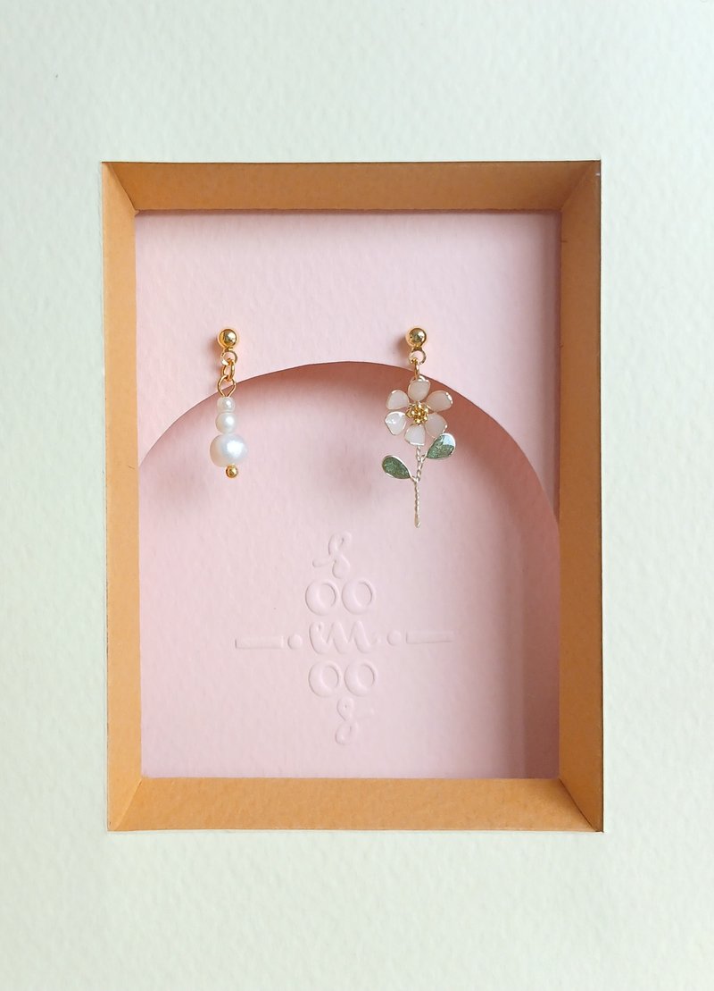 Little Cute Flower (Handkerchief)・Asymmetric type with pearl - Earrings & Clip-ons - Copper & Brass 