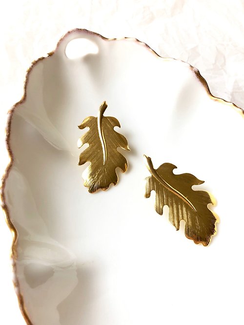 BOITE LAQUE Vintage Leaf Gold Statement Earrings