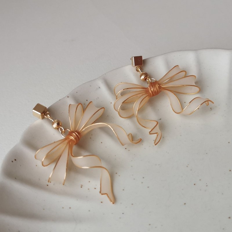 【Veverka】French Ribbon Bow Resin Earrings Flower Drop Glue Bow - Earrings & Clip-ons - Resin Gold