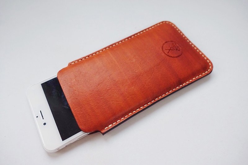 Hand-sewn vegetable tanned leather mobile phone case i phone 6/7 plus - เคส/ซองมือถือ - หนังแท้ สีนำ้ตาล