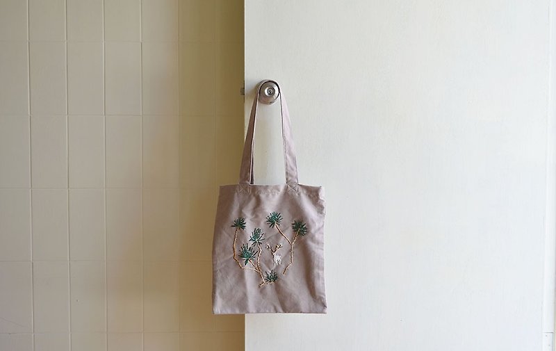 THEDEER Water Margins Deer Hand Embroidered Side Backpack / Shopping Bag - กระเป๋าแมสเซนเจอร์ - ผ้าฝ้าย/ผ้าลินิน 