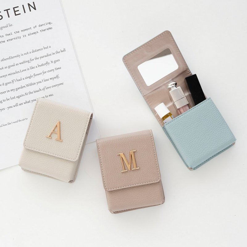 リップケース 【 simple イニシャルパーツ 】 くすみカラー コスメポーチ リップポーチ カードケース 名入れ無料 HE12U - ポーチ - 革 ブルー