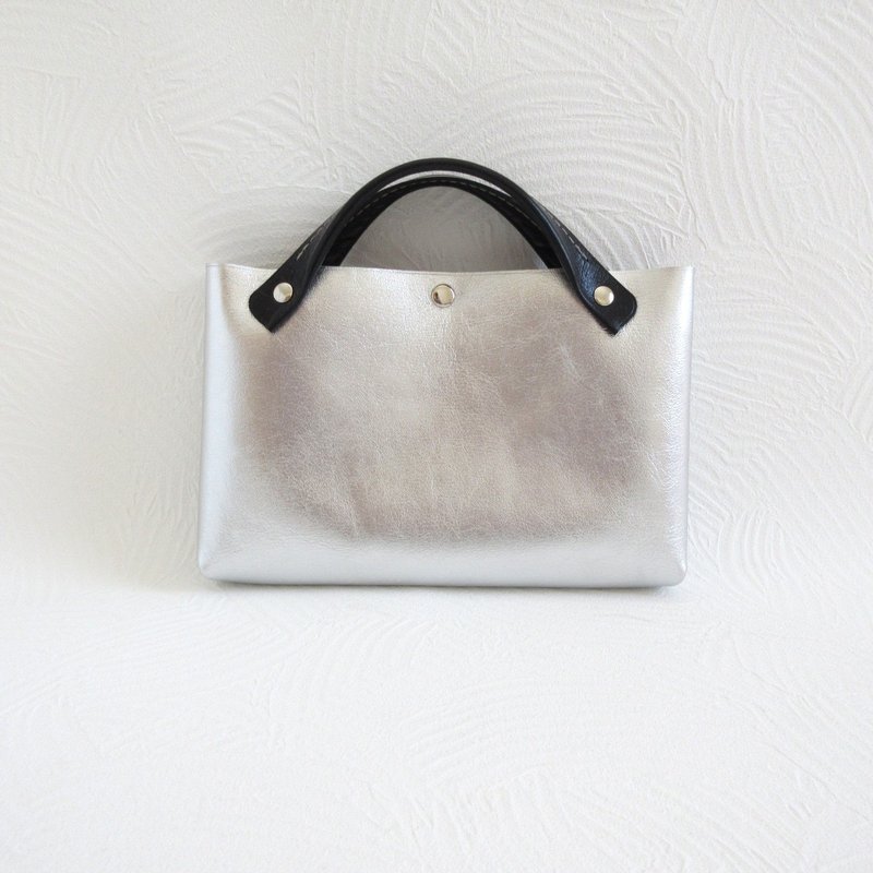 Very popular, convenient and cute mini size, cowhide, bag-in-bag, Silver x black, 066 - กระเป๋าถือ - หนังแท้ สีเงิน