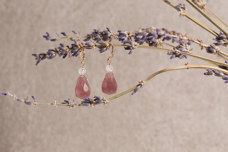 Under the Moon Prosperous Strawberry Crystal Moonstone Natural Crystal Earrings - ต่างหู - คริสตัล สึชมพู