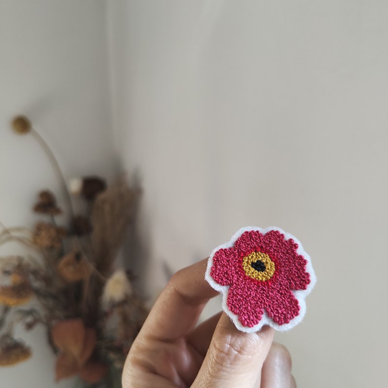 手工刺繡 | poppy罌粟花胸針 - 胸針 - 繡線 紅色
