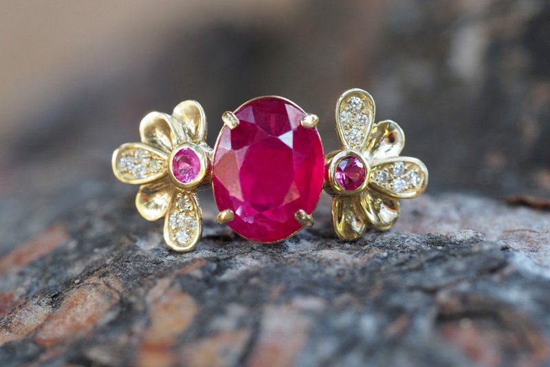 14 kt gold ring with ruby and diamonds. - 戒指 - 貴金屬 金色