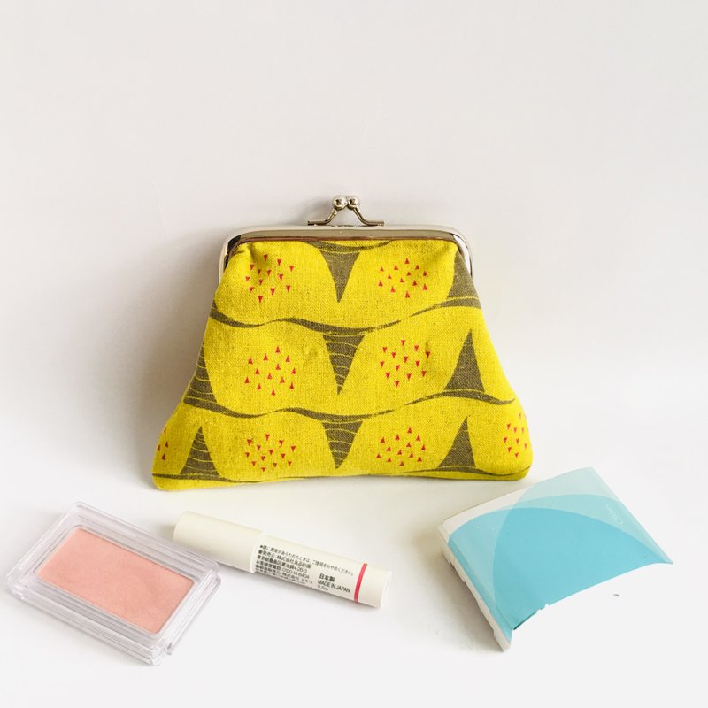 Ayumi Toda kiss lock bag. Wallet cosmetic bag. Inside pocket. Japanese design cloth - Wallets - Cotton & Hemp Yellow