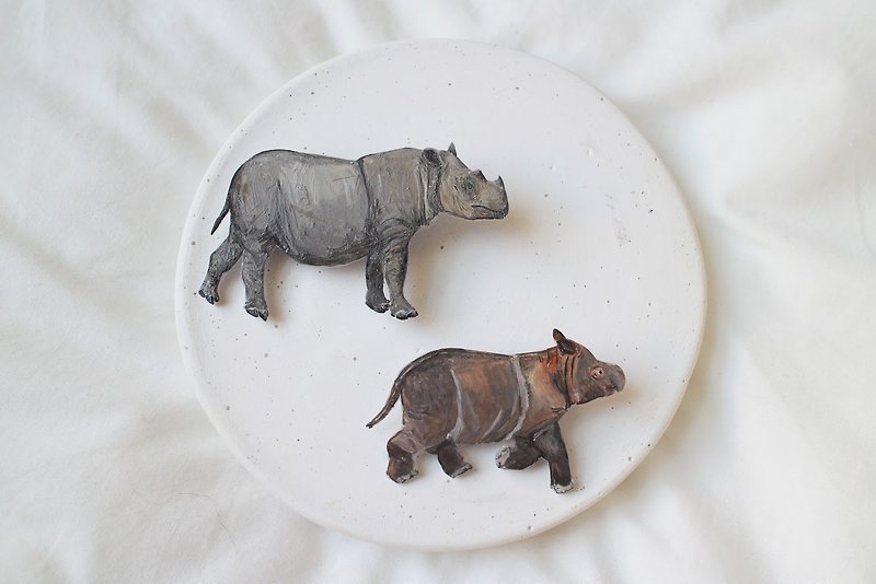 Rhinoceros mother and rhino bb / hand-painted brooch / one set of two - Brooches - Acrylic Gray