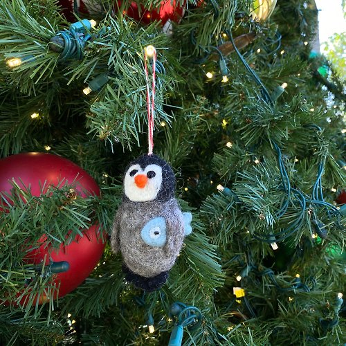 羊毛フェルトのクリスマスオーナメント - ペンギンキャッチフィッシュ