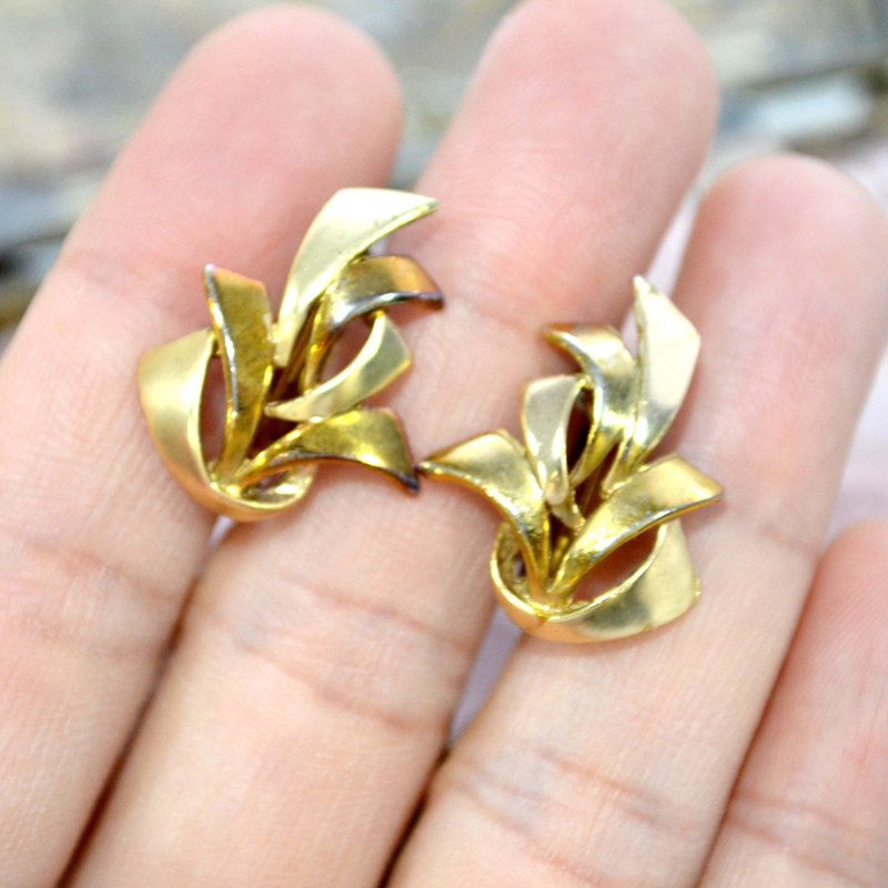 Grinding gold flower shape clip earrings Clip-On Japanese high-end second-hand middle age vintage jewelry - ต่างหู - โลหะ สีทอง