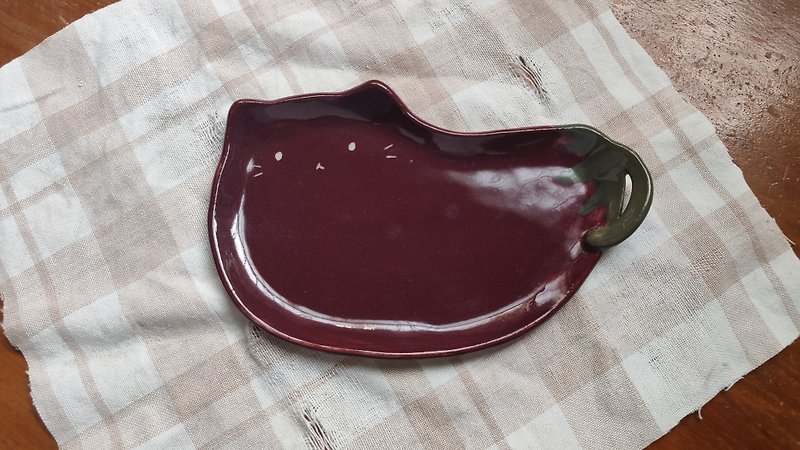 Eggplant cat plate/shaped plate/ceramic plate - จานและถาด - ดินเผา สีม่วง