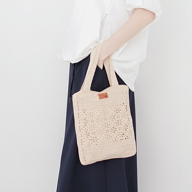 Hand-knitted bag-milk tea color│A5 woven tote bag/exchange gift/Christmas gift - กระเป๋าถือ - ผ้าฝ้าย/ผ้าลินิน สีกากี
