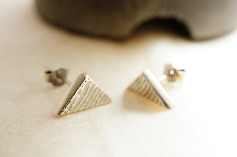 【janvierMade】Triangular Sterling Silver Earrings / Minimalist Contemporary Stud Earrings / 925 Sterling Silver Handmade Studs - ต่างหู - โลหะ 