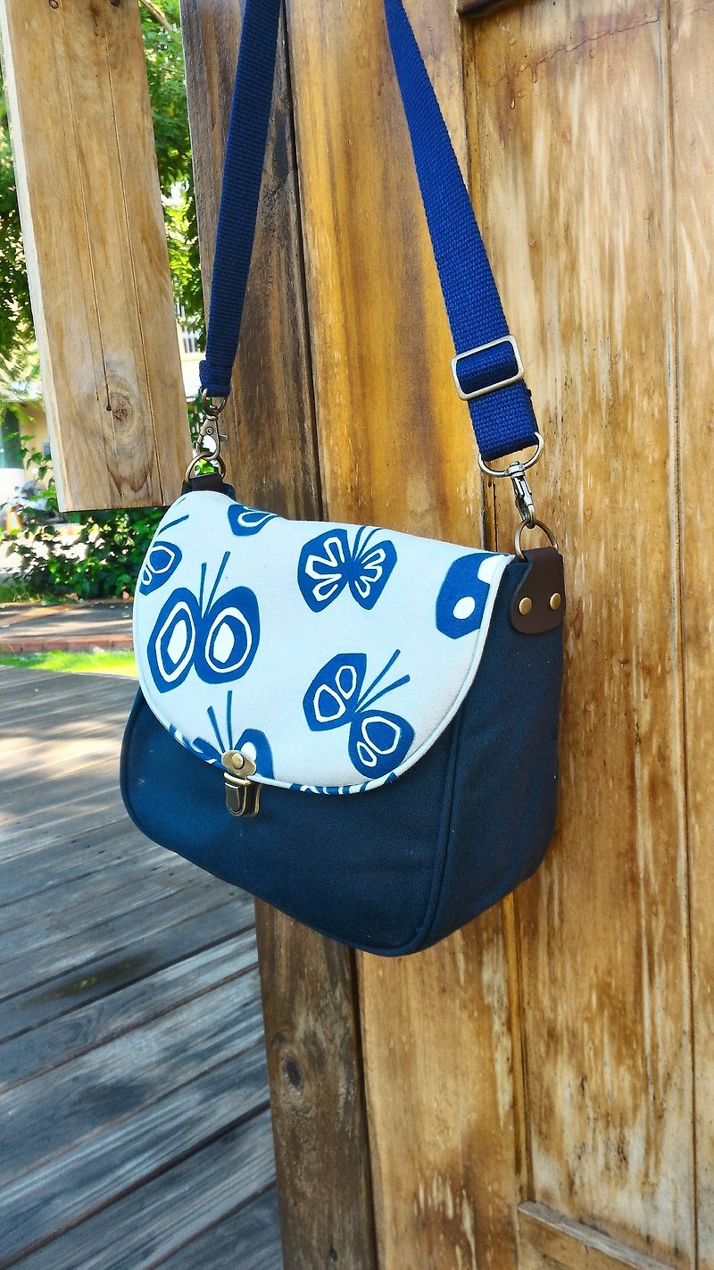 Butterfly Canvas Messenger Bag Exchange Gift - กระเป๋าแมสเซนเจอร์ - ผ้าฝ้าย/ผ้าลินิน 