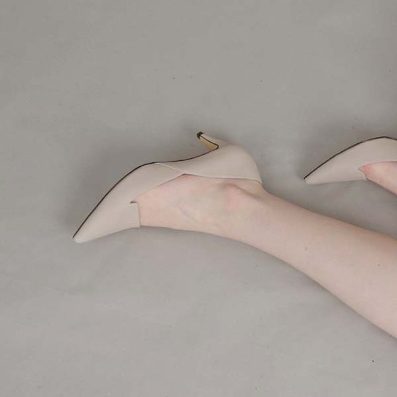 Shallow mouth side open pointed low heel shoes apricot - รองเท้าส้นสูง - หนังแท้ สีกากี
