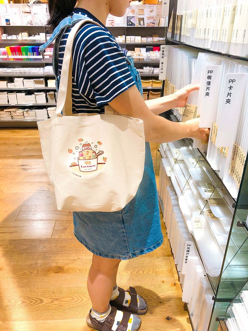 Orange Ice の Daily Shoulder Lunch Bag (Green Bag) Hand Print Canvas bag - Messenger Bags & Sling Bags - Cotton & Hemp Yellow