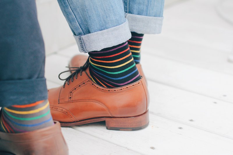 [Rainbow] Love is Love rainbow striped socks black - ถุงเท้าข้อกลาง - ผ้าฝ้าย/ผ้าลินิน หลากหลายสี