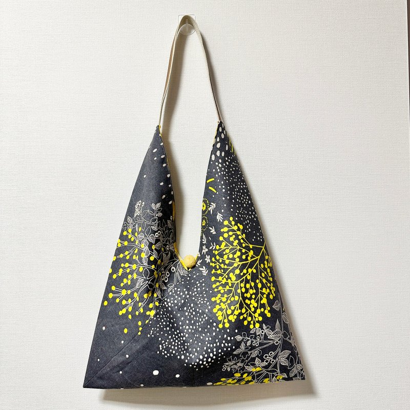 2025 spot/Japanese rice dumpling-shaped side backpack/large size/grey bottom with yellow flowers - กระเป๋าแมสเซนเจอร์ - ผ้าฝ้าย/ผ้าลินิน สีเทา