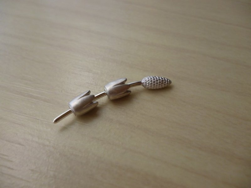Horsetail Earrings - 耳環/耳夾 - 其他金屬 銀色