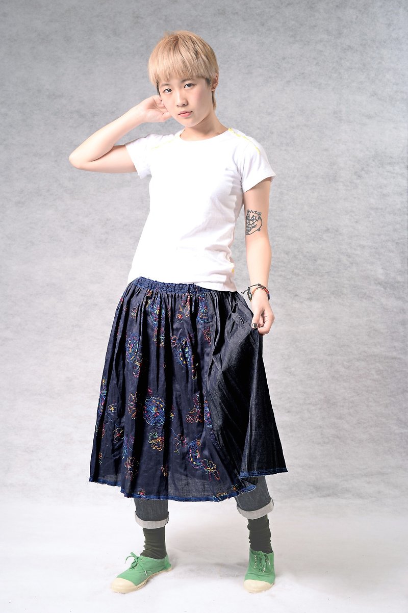 Spring and summer embroidered two knee-length skirts - กระโปรง - ผ้าฝ้าย/ผ้าลินิน สีน้ำเงิน