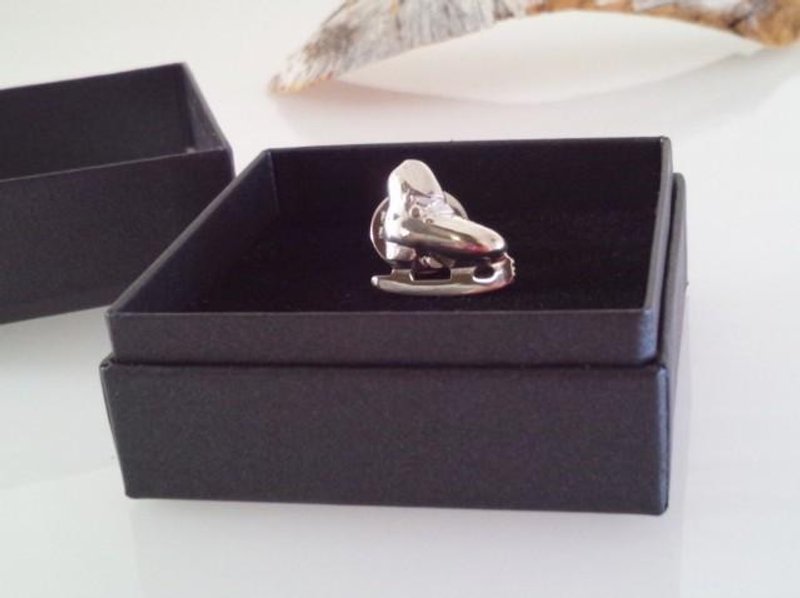 Figure skating shoes ◇ Silver pin badge - Brooches - Other Metals 