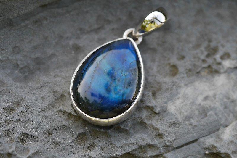 Labradorite and glitter stone pendants. Orbital teardrop∣ Labradorite (#LAUMM44) - Necklaces - Gemstone Blue
