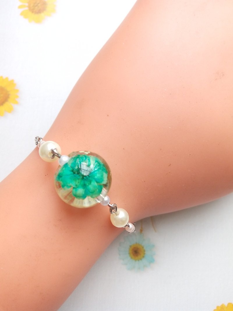 Handmade resin bracelet, Pressed flowers bracelet, Daisy bracelet - Bracelets - Other Metals Green