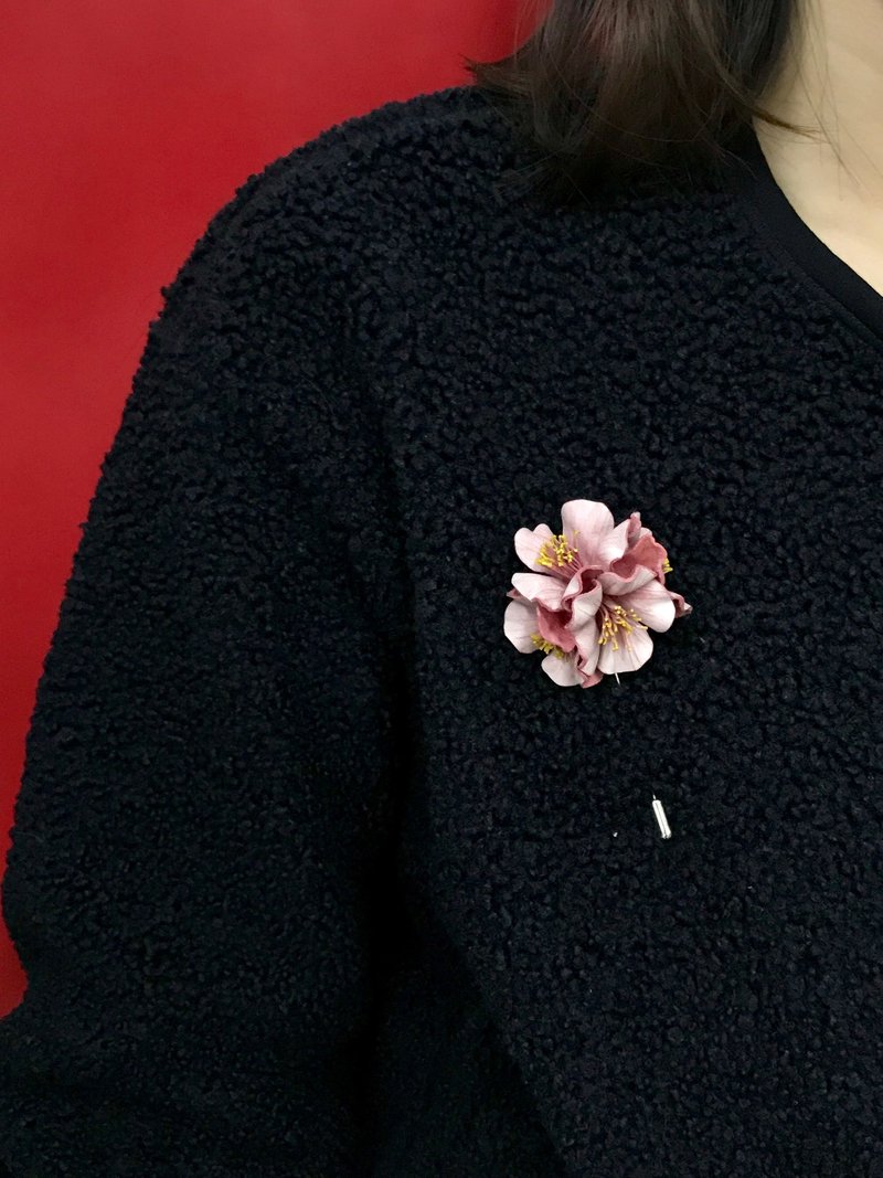 【新年】皮革桃花襟花|胸針 - 胸針 - 真皮 粉紅色