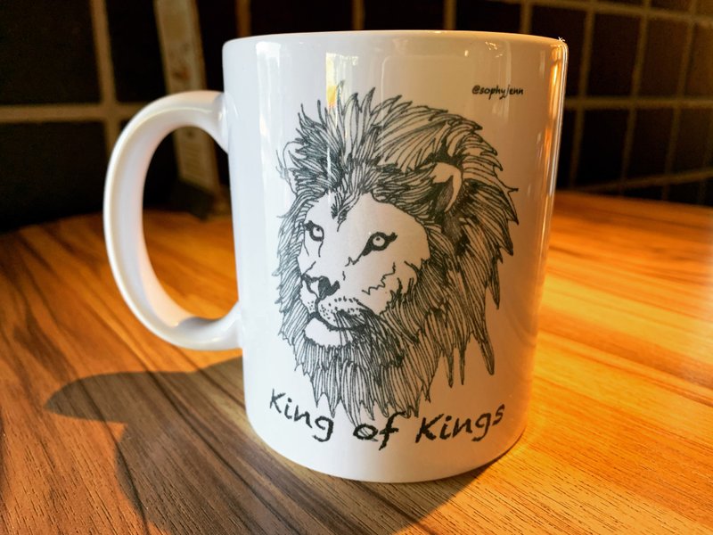 萬王之王 King of kings馬克杯 手繪插畫風格 原創Q版 咖啡杯 - 咖啡杯/馬克杯 - 陶 