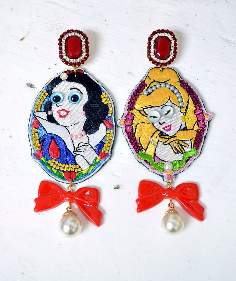 TIMBEE LO Spoiled Lizard Princess Embroidery Pattern Earrings Party Network Red Must Exaggerate Absorption - ต่างหู - วัสดุอื่นๆ หลากหลายสี