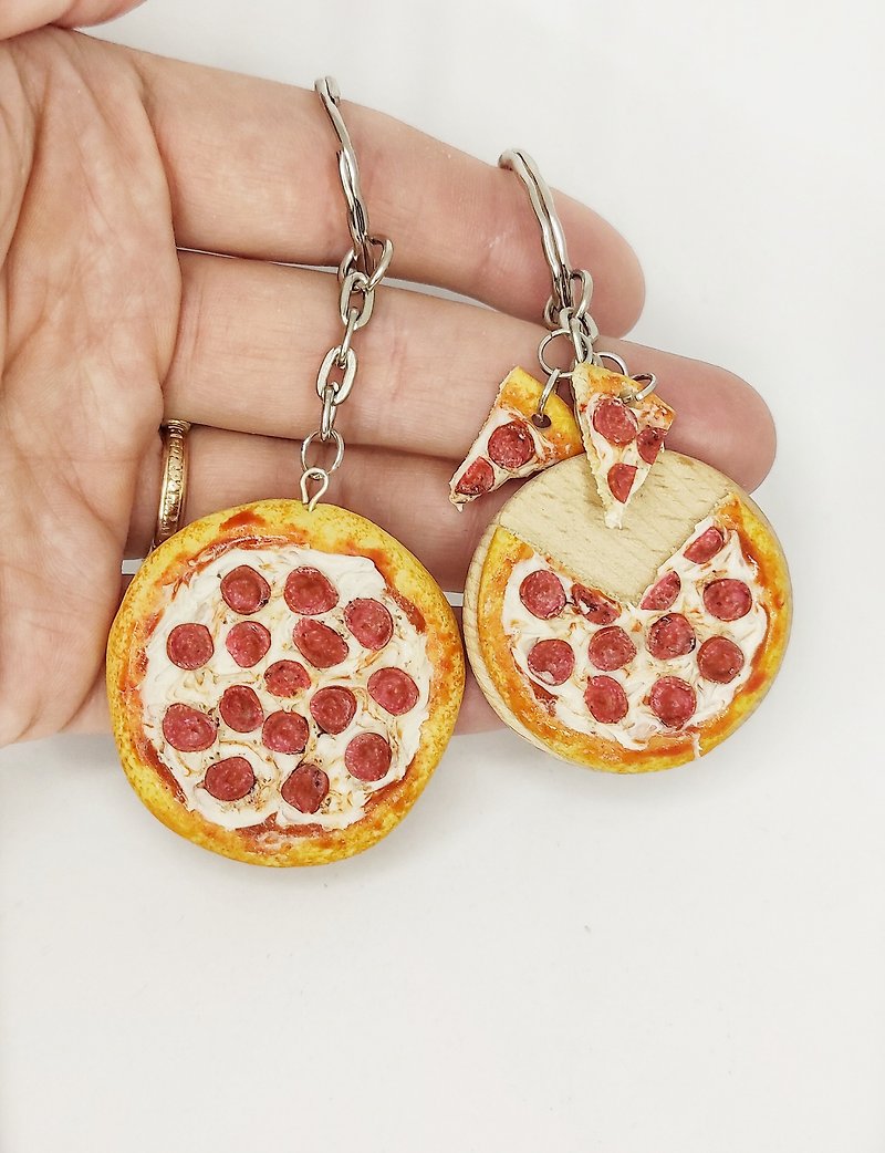 Miniature pizza on a keychain, gift idea, keychain with decor, handmade keychain - ที่ห้อยกุญแจ - ดินเหนียว 