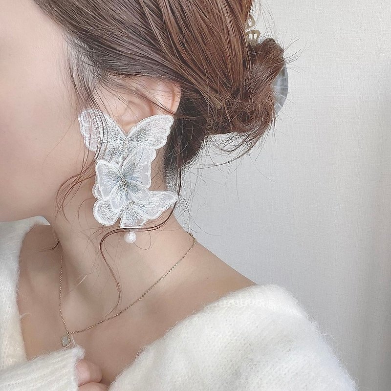 Delicate embroidered white butterfly Clip-On - ต่างหู - ไฟเบอร์อื่นๆ ขาว