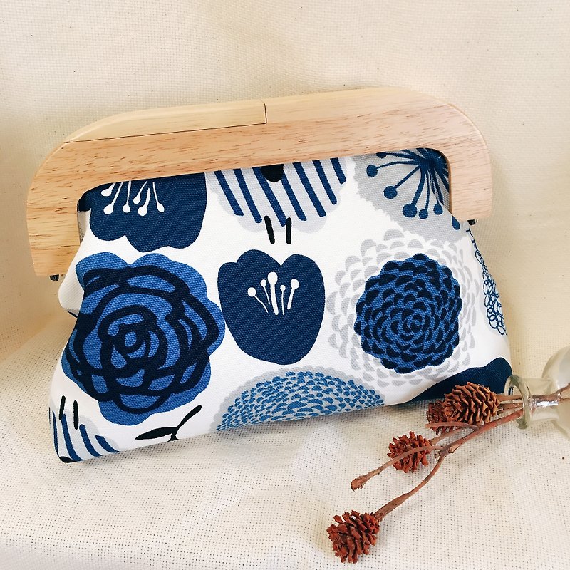 Natural wood frame bag shoulder/hand bag - Nordic flower - กระเป๋าคลัทช์ - ไม้ สีน้ำเงิน