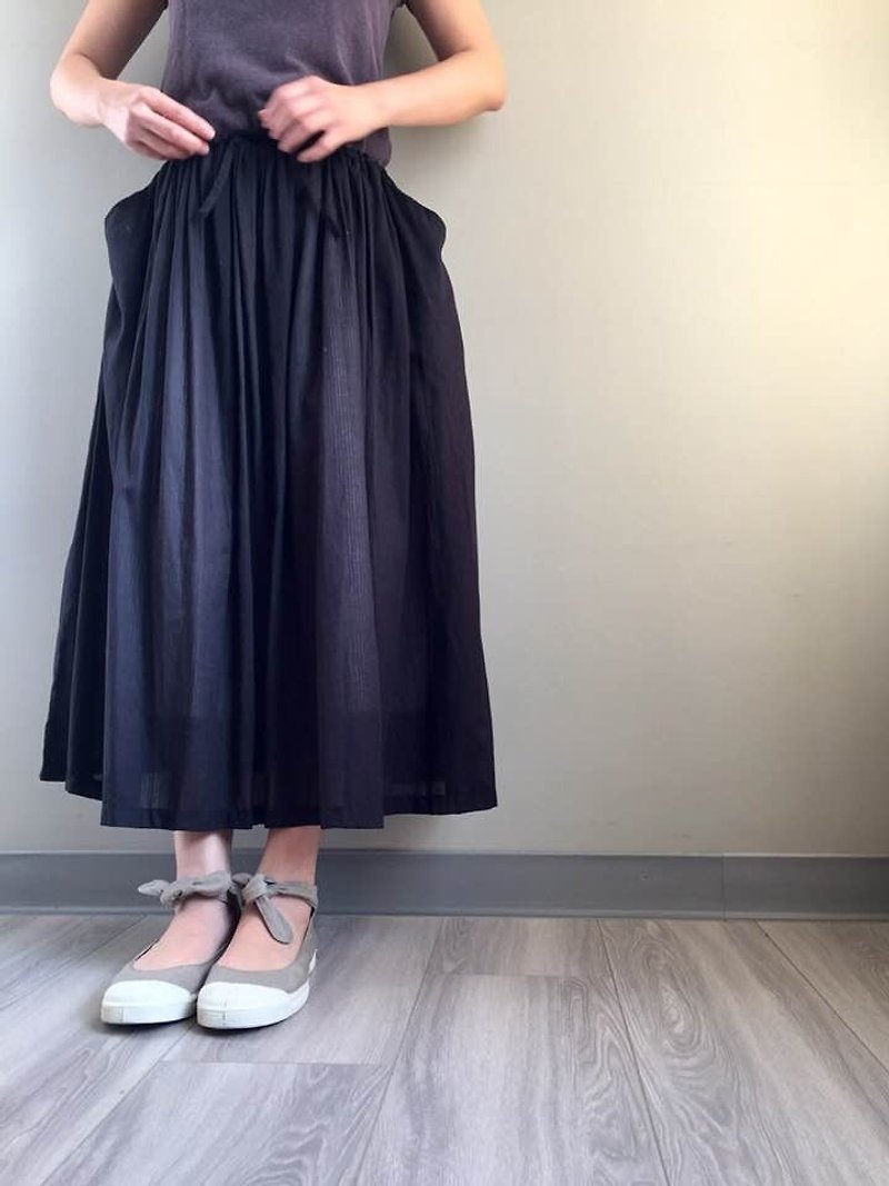 [Go out and walk] light and comfortable black thin stripes drawstring cotton dress 100% cotton (only one clear) - กระโปรง - ผ้าฝ้าย/ผ้าลินิน สีดำ