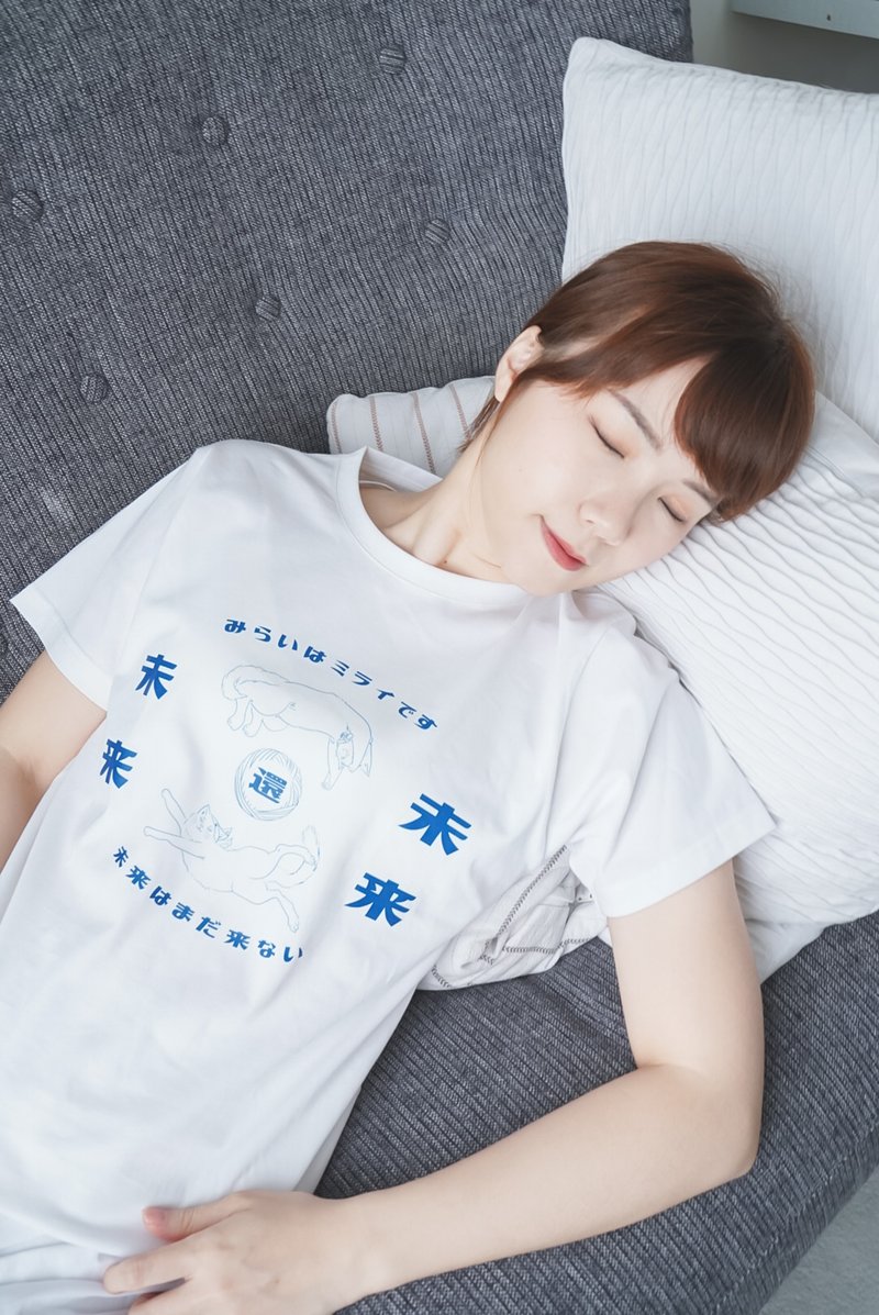 Lazy Cat Tee - White with Bright Blue Tee T-shirt - เสื้อผู้หญิง - ผ้าฝ้าย/ผ้าลินิน ขาว