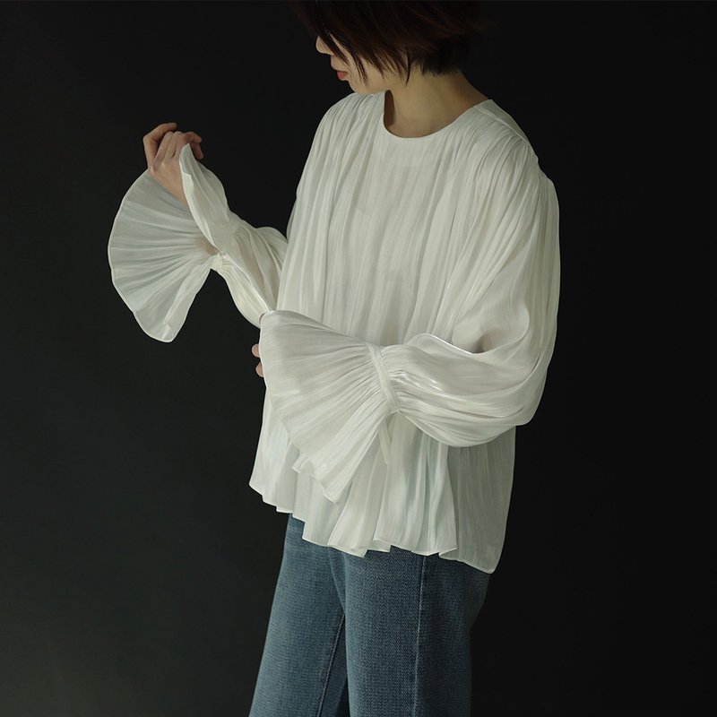 Shimmering texture Pleated Blouse - เสื้อผู้หญิง - เส้นใยสังเคราะห์ ขาว