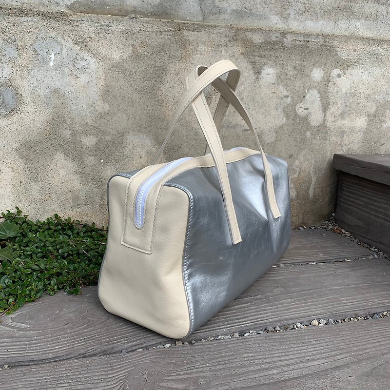 The silver and white Boston bag is the only one that will never hit the bag - Messenger Bags & Sling Bags - Genuine Leather Silver