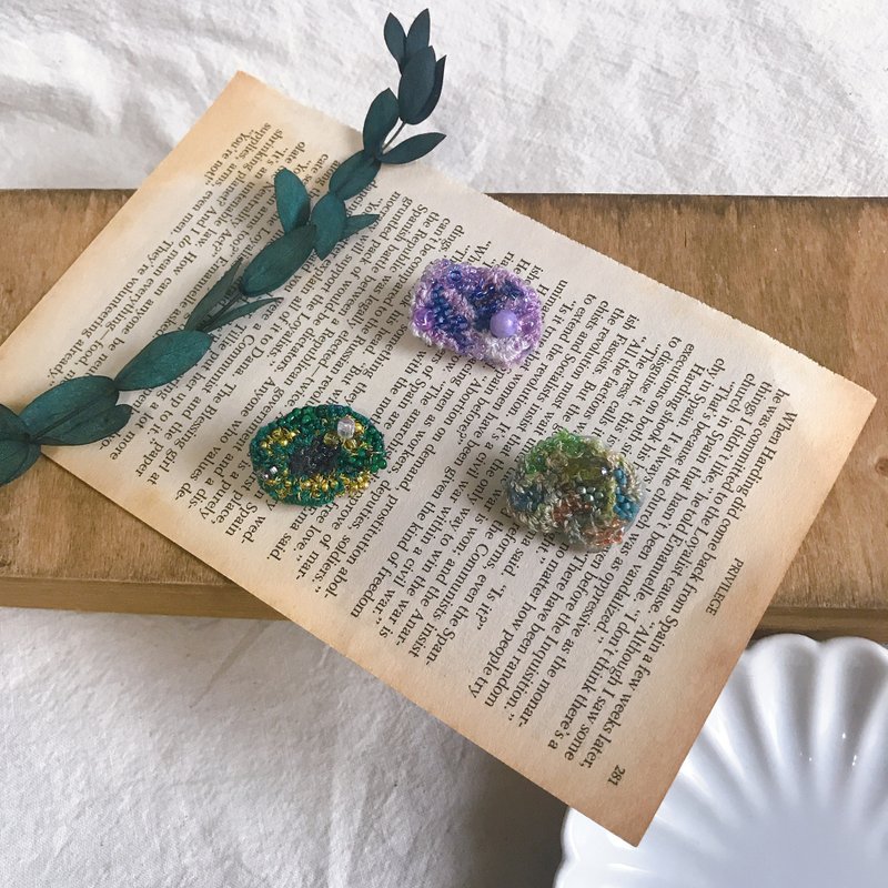 手作刺繡//神秘礦石胸針 - 胸針 - 繡線 綠色