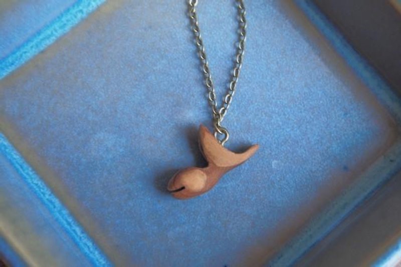 goldfish necklace - สร้อยคอ - ไม้ สีนำ้ตาล