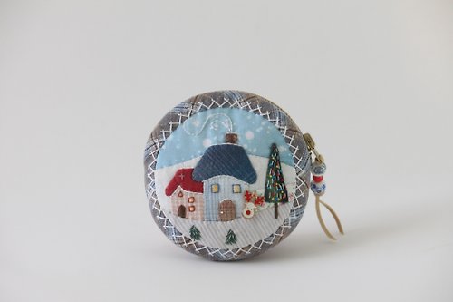 BeePatchwork Round Coin Purse with Zipper, Quilted Small Bag for Coins, Fabric Money Pouch.