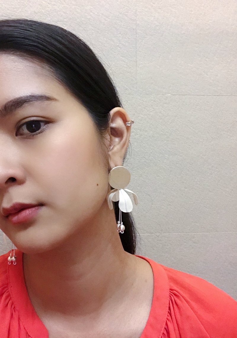 Thai silk earrings - 耳環/耳夾/耳骨夾 - 其他金屬 白色