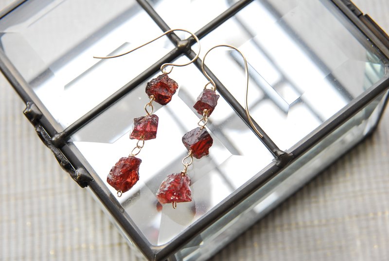 ラフロックガーネットの3石のピアス　１４kgf - 耳環/耳夾/耳骨夾 - 半寶石 紅色