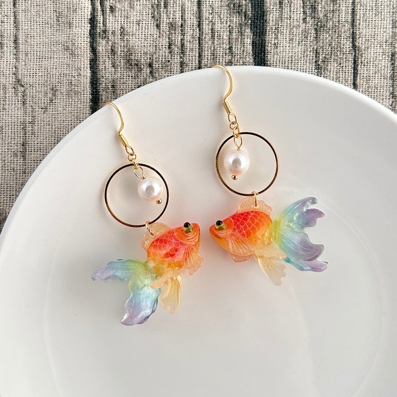 Rainbow Goldfish Earrings - ต่างหู - พลาสติก หลากหลายสี