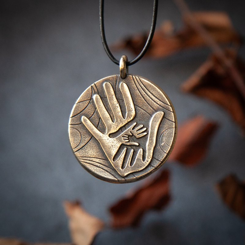 Unity pendant on leather cord. Bird Owl necklace. Family hands sign jewelry - 項鍊 - 其他金屬 橘色